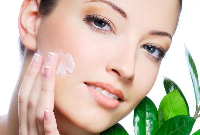 Using a Natural Purifying Toner to Improve Troubled Skin
